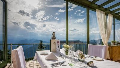 Im original erhaltenen Art-déco-Restaurant auf dem Bad Reichenhaller Hausberg Predigtstuhl gibt es freitags ein Vier-Gänge-Menü mit Gipfelblick