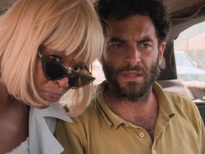 Diara (Cleo Diára) deponiert ihre Einkaufstüten bei Sérgio (Sérgio Coragem) im Taxi Diara (Cleo Diára) deponiert ihre Einkaufstüten bei Sérgio (Sérgio Coragem) im Taxi