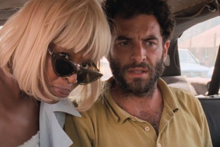 Diara (Cleo Diára) deponiert ihre Einkaufstüten bei Sérgio (Sérgio Coragem) im Taxi