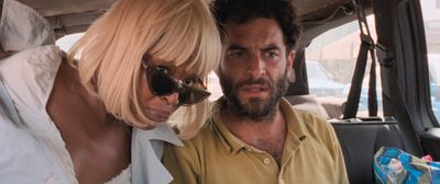 Diara (Cleo Diára) deponiert ihre Einkaufstüten bei Sérgio (Sérgio Coragem) im Taxi