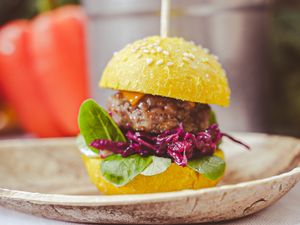 Beim überregional bekannten „Food-Festival“ treffen sich Hobby-Gourmets, Feinschmecker vom Fach sowie eine Handvoll exklusiver Aussteller am 1. August 2026 erneut zum Fachsimpeln und Genussfeiern im Hotel Vier Jahreszeiten Starnberg Beim überregional bekannten „Food-Festival“ treffen sich Hobby-Gourmets, Feinschmecker vom Fach sowie eine Handvoll exklusiver Aussteller am 1. August 2026 erneut zum Fachsimpeln und Genussfeiern im Hotel Vier Jahreszeiten Starnberg