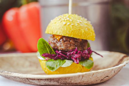 Beim überregional bekannten „Food-Festival“ treffen sich Hobby-Gourmets, Feinschmecker vom Fach sowie eine Handvoll exklusiver Aussteller am 1. August 2026 erneut zum Fachsimpeln und Genussfeiern im Hotel Vier Jahreszeiten Starnberg