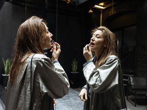 Brigitte (Johanna Wokalek) macht sich bereit für den nächsten Auftritt Brigitte (Johanna Wokalek) macht sich bereit für den nächsten Auftritt