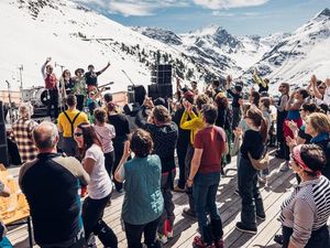 Mehr als 30 Konzerte in Pistennähe – im Frühjahr 2025 lässt das überregionale „Tanzcafé Arlberg Music Festival“ Tirol und Vorarlberg erneut näher zusammenwachsen