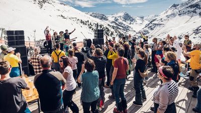 Mehr als 30 Konzerte in Pistennähe – im Frühjahr 2025 lässt das überregionale „Tanzcafé Arlberg Music Festival“ Tirol und Vorarlberg erneut näher zusammenwachsen