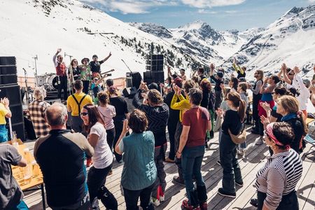Mehr als 30 Konzerte in Pistennähe – im Frühjahr 2025 lässt das überregionale „Tanzcafé Arlberg Music Festival“ Tirol und Vorarlberg erneut näher zusammenwachsen