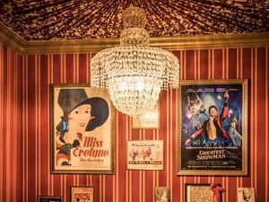 Dank des edlen, nostalgischen Ambientes ist nicht nur die Filmcrew der Eberhofer-Krimis bei ihren Premierenfeiern regelmäßig zu Gast im historischen Park-Kino von Bad Reichenhall Dank des edlen, nostalgischen Ambientes ist nicht nur die Filmcrew der Eberhofer-Krimis bei ihren Premierenfeiern regelmäßig zu Gast im historischen Park-Kino von Bad Reichenhall