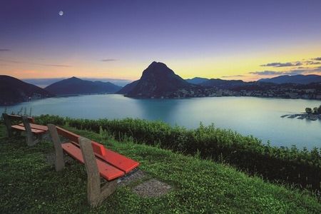 Mystische Atmosphäre im Schweizer Süden – hinter der St.-Michaels-Kapelle im Tessiner Parco San Michele erwartet Besucher ein Ausblick der an den Zuckerhut in Rio de Janeiro erinnert