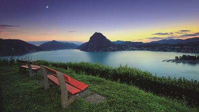 Mystische Atmosphäre im Schweizer Süden – hinter der St.-Michaels-Kapelle im Tessiner Parco San Michele erwartet Besucher ein Ausblick der an den Zuckerhut in Rio de Janeiro erinnert