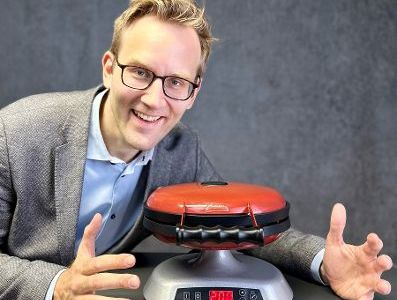 Neumärker Robin Hellwinkel mit Galaxia-Waffeleisen