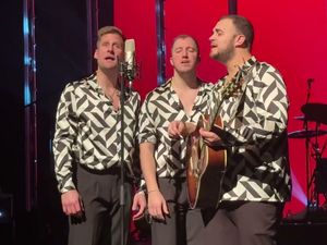 In den Niederlanden stellten sie Rekorde auf. Noch nie zuvor wurden in nur einem Jahr 240 Theater bespielt und 500.000 Tickets verkauft In den Niederlanden stellten sie Rekorde auf. Noch nie zuvor wurden in nur einem Jahr 240 Theater bespielt und 500.000 Tickets verkauft