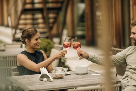 Nachmittagssonne statt Nieselregen: Im Naturhotel Leitlhof oberhalb von Innichen können Gäste normalerweise bis in den November hinein die Marende auf der Terrasse genießen