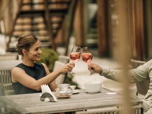 Nachmittagssonne statt Nieselregen: Im Naturhotel Leitlhof oberhalb von Innichen können Gäste normalerweise bis in den November hinein die Marende auf der Terrasse genießen Nachmittagssonne statt Nieselregen: Im Naturhotel Leitlhof oberhalb von Innichen können Gäste normalerweise bis in den November hinein die Marende auf der Terrasse genießen