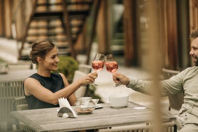 Nachmittagssonne statt Nieselregen: Im Naturhotel Leitlhof oberhalb von Innichen können Gäste normalerweise bis in den November hinein die Marende auf der Terrasse genießen