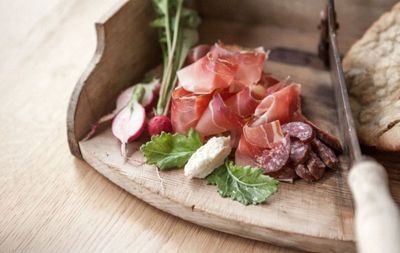 Direkt vom Hof kommt im Naturhotel Leitlhof nicht nur das Fleisch – neben der Angus-Rinderzucht liefern Gemüsebeete, Kartoffelacker und Kräutergarten wertvolle Zutaten für die Südtiroler Gourmetküche