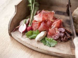 Direkt vom Hof kommt im Naturhotel Leitlhof nicht nur das Fleisch – neben der Angus-Rinderzucht liefern Gemüsebeete, Kartoffelacker und Kräutergarten wertvolle Zutaten für die Südtiroler Gourmetküche