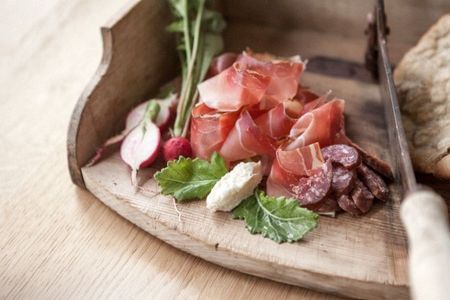 Direkt vom Hof kommt im Naturhotel Leitlhof nicht nur das Fleisch – neben der Angus-Rinderzucht liefern Gemüsebeete, Kartoffelacker und Kräutergarten wertvolle Zutaten für die Südtiroler Gourmetküche