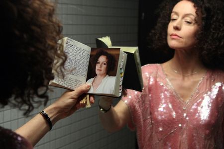 Film Vergiss mein Ich Maria Schrader vor Spiegel mit Buch