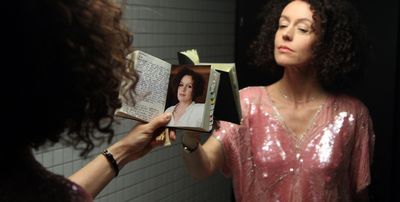 Film Vergiss mein Ich Maria Schrader vor Spiegel mit Buch