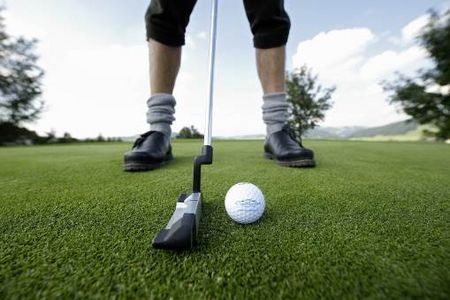 Bei der Golfsafari in der Allgaeu Sonne in Oberstaufen haben Hotelgaeste Gelegenheit, mit einem Profi abzuschlagen, aber Donald Trump ist nicht dabei