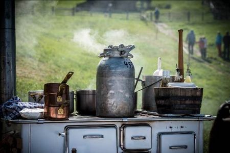 Unplugged hier kochen Sterne- und Haubenchefs einmal im Jahr auf der Gompm Alm in Schenna in Suedtirol