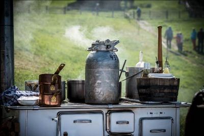 Unplugged hier kochen Sterne- und Haubenchefs einmal im Jahr auf der Gompm Alm in Schenna in Suedtirol