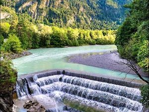 Am Füssener Lechfall zeigt der Gebirgsfluss ein letztes Mal sein wildes Antlitz, bevor ihn die Staumauern des Allgäuer Forggensees bändigen