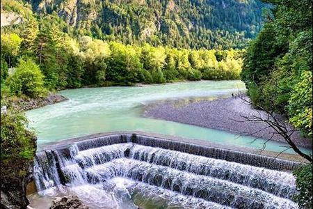 Am Füssener Lechfall zeigt der Gebirgsfluss ein letztes Mal sein wildes Antlitz, bevor ihn die Staumauern des Allgäuer Forggensees bändigen