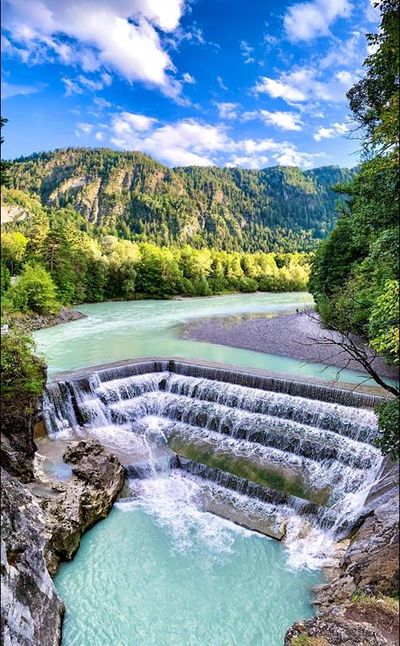 Am Füssener Lechfall zeigt der Gebirgsfluss ein letztes Mal sein wildes Antlitz, bevor ihn die Staumauern des Allgäuer Forggensees bändigen
