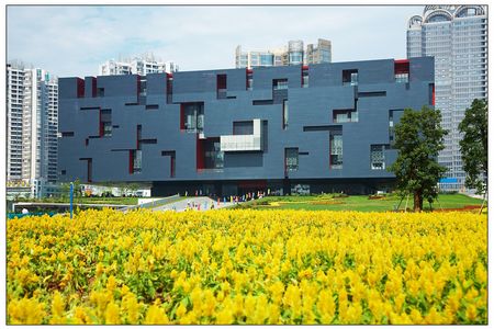 Guangzhou ist eine moderne und blühende Metropole und wird mehr und mehr zu einer wahren Weltstadt. Seit dem internationalen Museumstag am 18. Mai 2010 hat auch das neue Guangdong Museum seine Pforten für die Öffentlichkeit geöffnet. Und ein Besuch hier lohnt sich sicherlich! Denn in einer unvergesslichen Tour kann man hier die lokale Geschichte und Kultur erfahren.