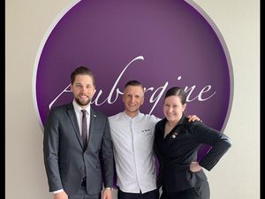Drei strahlende Gastronomen, zwei Hauben und ein Bild aus Zeiten vor Abstand, Maske und Co. – Restaurantmanager Cornelius Fahl, Kuechenchef Maximilian Moser und Sommelière Claudia Mikschowsky aus dem Gourmetrestaurant Aubergine in Starnberg