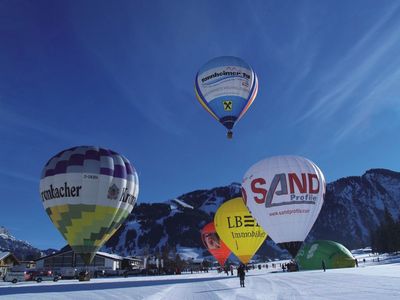 Rund 25 Fahrer starten 2013 beim 18. Internationalen Ballonfestival Tannheimer Tal vom 7. bis 20. Januar. Mit von der Partie sind Teilnehmer aus aller Welt, die den Himmel über dem Tiroler Hochtal mit ihren sanften Flugriesen zum Leuchten bringen. Besucher können nicht nur zuschauen und das vielfältige Rahmenprogramm genießen, sondern auch selbst bei einer Ballonfahrt dabei sein.