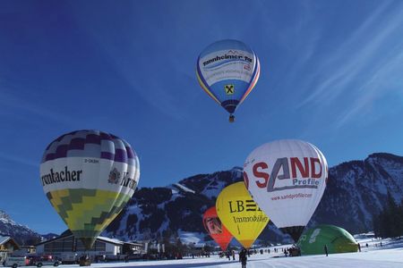 Rund 25 Fahrer starten 2013 beim 18. Internationalen Ballonfestival Tannheimer Tal vom 7. bis 20. Januar. Mit von der Partie sind Teilnehmer aus aller Welt, die den Himmel über dem Tiroler Hochtal mit ihren sanften Flugriesen zum Leuchten bringen. Besucher können nicht nur zuschauen und das vielfältige Rahmenprogramm genießen, sondern auch selbst bei einer Ballonfahrt dabei sein.