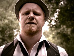Der Rot - bärtige Nordic-Pop-Poet zählt nicht erst seit gestern zur Elite der deutschen Musikszene Der Rot - bärtige Nordic-Pop-Poet zählt nicht erst seit gestern zur Elite der deutschen Musikszene