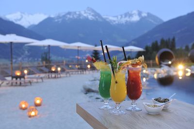 Reisen DAS GOLDBERG Sandstrand mit Cocktails Reisen DAS GOLDBERG Sandstrand mit Cocktails