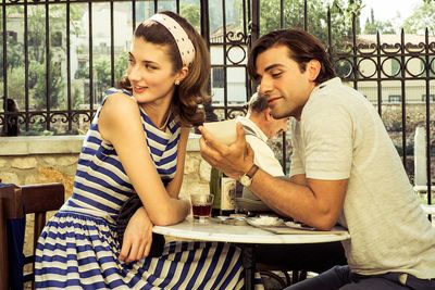 Film DIE ZWEI GESICHTER DES JANUARS im Cafe
