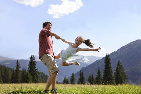 Zwei neue Abenteuerparks erweitern das Familienangebot von Serfaus-Fiss-Ladis in Tirol noch einmal deutlich. Unter den Ferienregionen der Alpen nimmt Serfaus-Fiss-Ladis in Tirol eine Sonderstellung ein. Mit bereits einem guten Dutzend bestehender Spiel-, Spaß- und Abenteuereinrichtungen für gemeinsame Erlebnisse der Eltern mit kleinen oder großen Kindern, bietet die Region das mit Abstand vielfältigste Angebot und gilt als europaweit führend im Bereich „Familienferien“