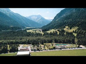 Ab „Lechtal Camping Vorderhornbach“ bieten sich abwechslungsreiche Wander- und Bergtouren durch die österreichische Naturparkregion Tiroler Lechtal an Ab „Lechtal Camping Vorderhornbach“ bieten sich abwechslungsreiche Wander- und Bergtouren durch die österreichische Naturparkregion Tiroler Lechtal an