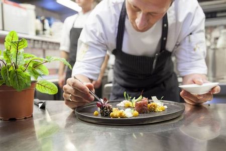 Besucher des zweiten Food-Festival am 4. August 2018 im Hotel Vier Jahreszeiten Starnberg erleben Sternekoch Maximilian Moser und sein Kuechenteam beim Live-Cooking
