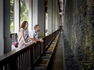 Seit 1912 atmen Bad-Reichenhall-Besucher am Gradierhaus im Königlichen Kurgarten den Dampf von hochkonzentrierter, 26-prozentiger Alpensole ein. Mit 160 Metern Länge und 13 Metern Höhe gilt es als größtes Freiluftinhalatorium der Welt Seit 1912 atmen Bad-Reichenhall-Besucher am Gradierhaus im Königlichen Kurgarten den Dampf von hochkonzentrierter, 26-prozentiger Alpensole ein. Mit 160 Metern Länge und 13 Metern Höhe gilt es als größtes Freiluftinhalatorium der Welt