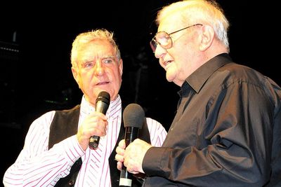 Zwei gute Freunde im Gespraech: Komponist Ralf Petersen mit Siggi Trzoß auf der Buehne im Berliner Kriminaltheater.