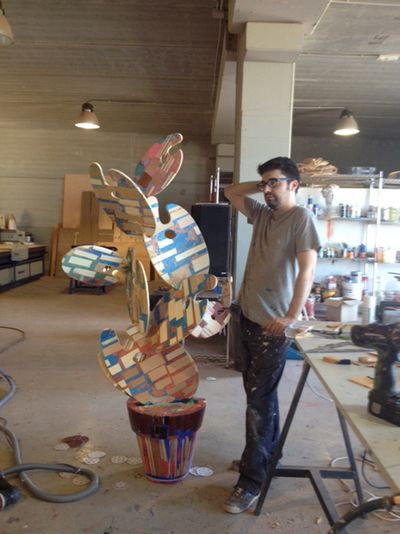 Der Kuenstler Rubén Fuentes Fuertes in seinem Atelier