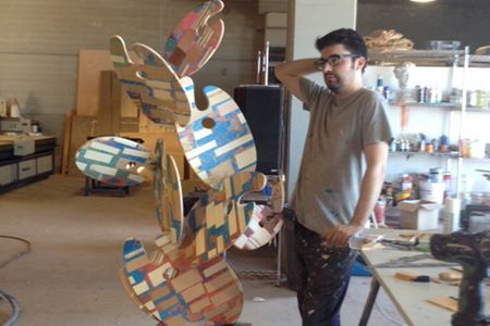 Der Kuenstler Rubén Fuentes Fuertes in seinem Atelier