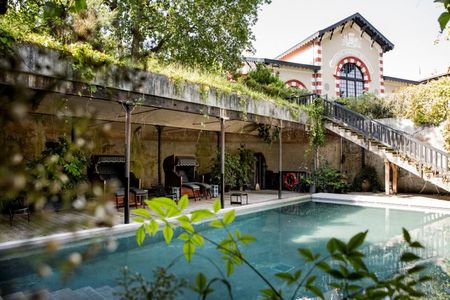 Das Hotel ist ein Treffpunkt für Künstler mit Kunstausstellungen, kleinen Konzerten und literarischen Treffen