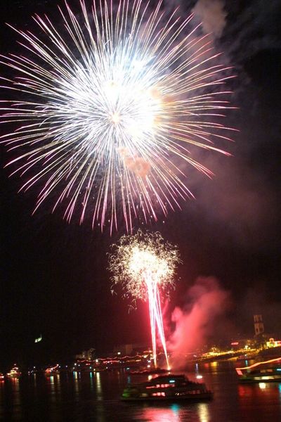Rhein in Flammen bringt den Rhein zum Strahlen