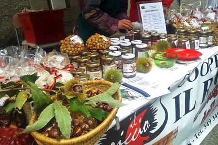 Der Lebensmittel, Wein und Produktemarkt Marché au Fort in Bard