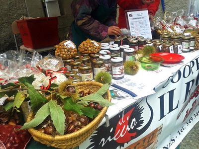 Der Lebensmittel, Wein und Produktemarkt Marché au Fort in Bard
