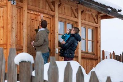 Ein jahrhundertealte Brauch. Die Roter Hahn Höfe in Suedtirol werden traditionell am Dreikönigstag gesegnet
