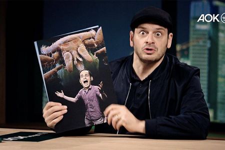 Kaya Yanar erzählt von Krankheiten, die er schon im Urlaub hatte. Ob die Impfungen auch gegen Gesichtsentgleisungen helfen?