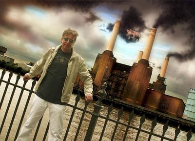 Christof Ziegler vor der beruehmten Battersea Powerstation. Konzertereignis des Jahres, Roger Waters Rock-Oper The Wall